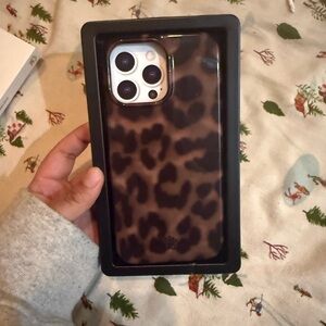 Velvet Caviar iPhone 16 Pro Max (It Girl Leopard)